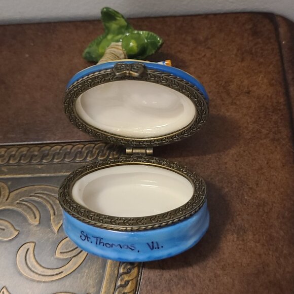 St. Thomas V.I. Beach Lounge Chair Under Palm Tree Oval Trinket Box - Picture 4 of 4